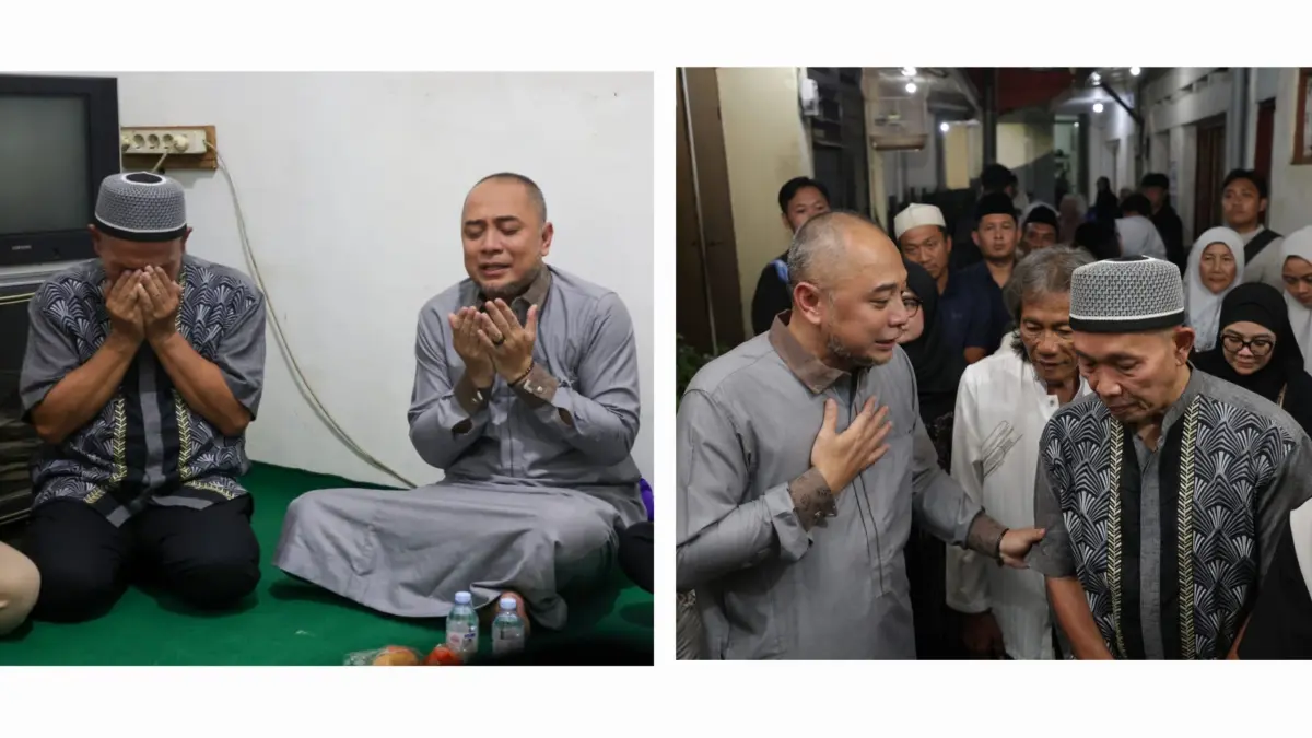 BERDUKA: Wali Kota Surabaya Eri Cahyadi saat tahlilan di rumah korban terperosok lubang proyek saluran air di Jalan Margorejo Indah, Surabaya. Ia akan melakukan investigasi terhadap kontraktor. (IST/RADAR SURABAYA)