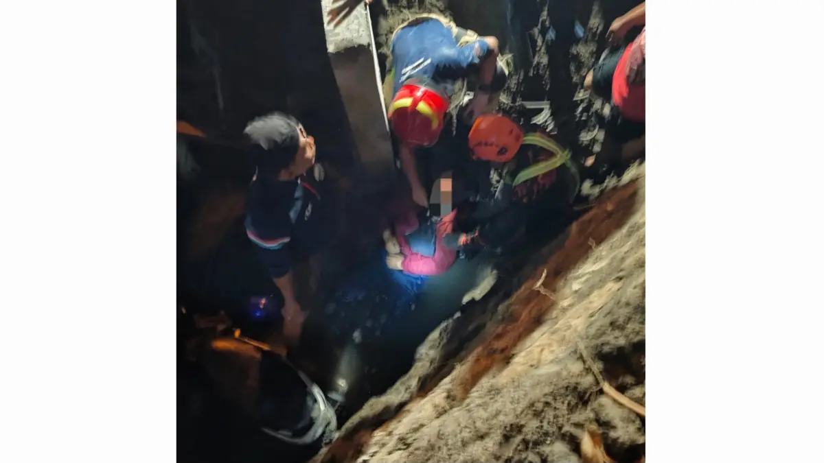 DIEVAKUASI: Petugas mengevakuasi korban di gorong-gorong proyek saluran air Jalan Margorejo Indah, Surabaya. Pasutri ini tercebur dan sang istri ditemukan meninggal.(IST/RADAR SURABAYA)