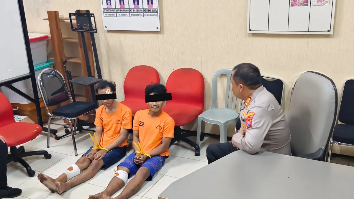 DITANGKAP: Dua pelaku jambret saat diinterogasi Kapolrestabes Surabaya Kombes Pol Lutfhie Sulistiawan di Polsek Genteng. (IST/RADAR SURABAYA)