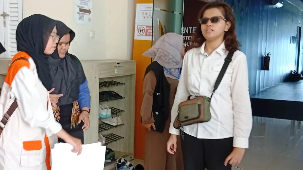 MEDIS: Penyandang tunanetra (kanan) saat keluar dari ruang ujian. (RAHMAT SUDRAJAT/RADAR SURABAYA)