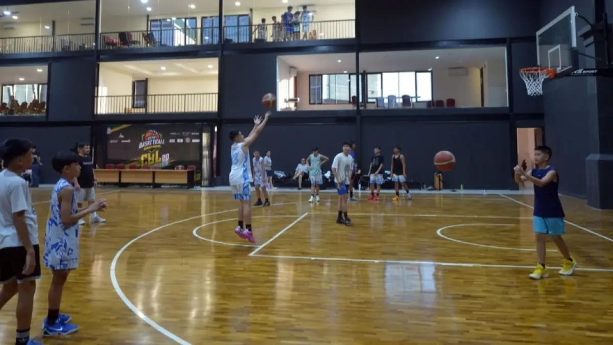 Salah satu klub peserta mencoba lapangan di Positive Impact Arena, rooftop City of Tomorrow (Cito) Surabaya, menjelang dimulainya Cito Basketball League 2026. (Andy Satria) 