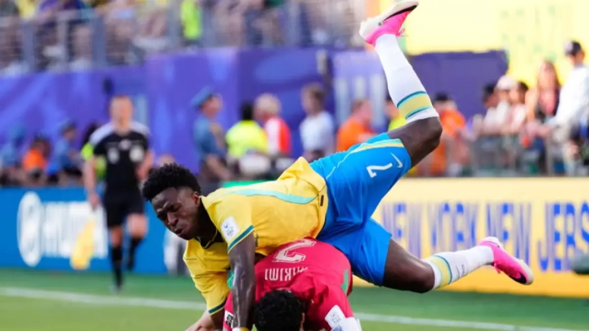 Vinicius Junior yang jadi penyelamat Brasil berduel dengan Achraf Hakimi. (The Guardian) 