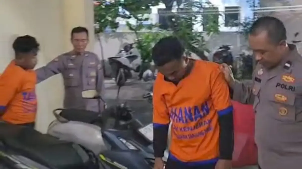 DIAMANKAN: Dua pelaku saat diamankan Polsek Kenjeran usai ketahuan mencuri HP di tempat kos Jalan Kalilom Lor Indah, Surabaya. (IST/RADAR SURABAYA)