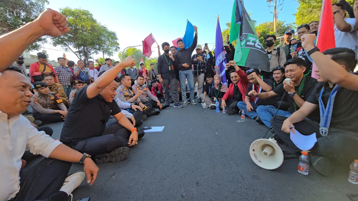 DUDUK BARENG: Mahasiswa Cipayung Plus saat bertemu dengan pimpinan DPRD Surabaya menyampaikan aspirasinya. Mereka memberi waktu 14 hari untuk DPRD Surabaya.(DIMAS MAHENDRA/RADAR SURABAYA)
