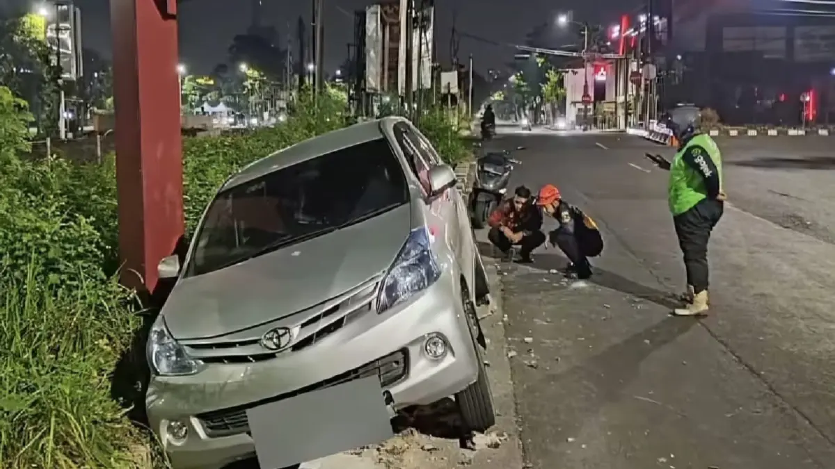 LAKA TUNGGAL : Petugas Rescue dan Posko Terpadu Selatan mengevakuasi mobil Imam yang terperosok selokan FR sisi timur Jalan Ahmad Yani, Surabaya, Senin (15/6) pagi.(IST/RADAR SURABAYA)