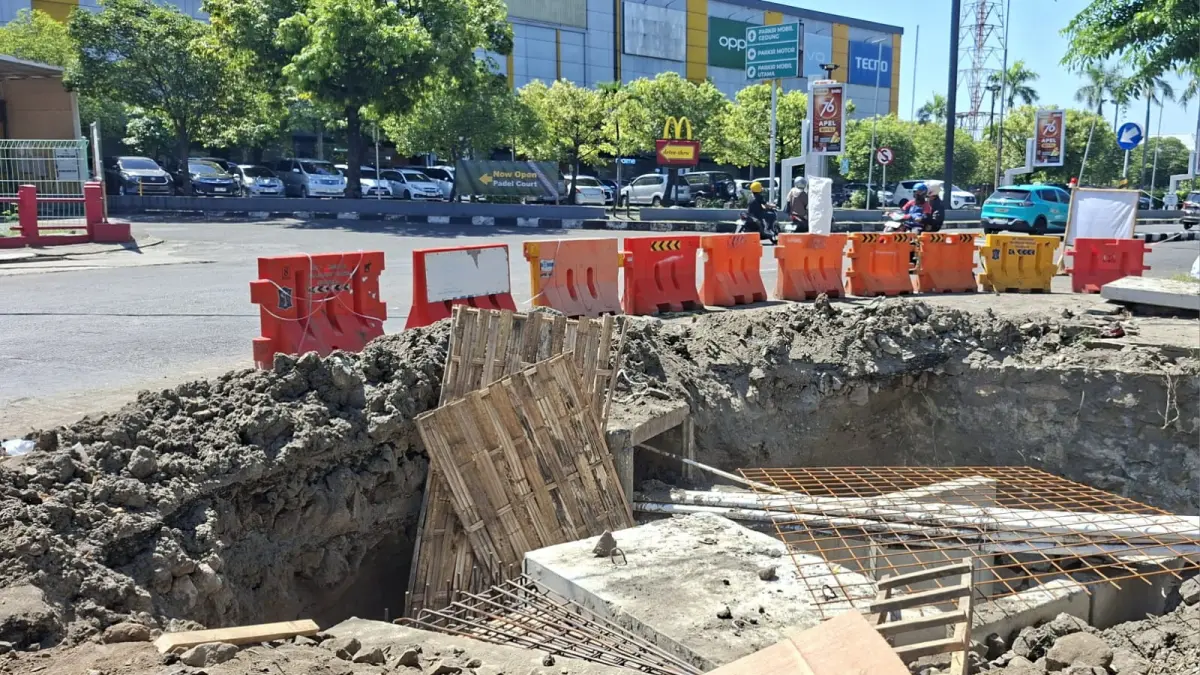 MAKAN KORBAN: Polisi sedang menyelidiki kemungkinan terjadi dugaan kelalaian dalam pelaksanaan proyek gorong-gorong di Jalan Margorejo Indah, Surabaya. (MAHRUS/RADAR SURABAYA)