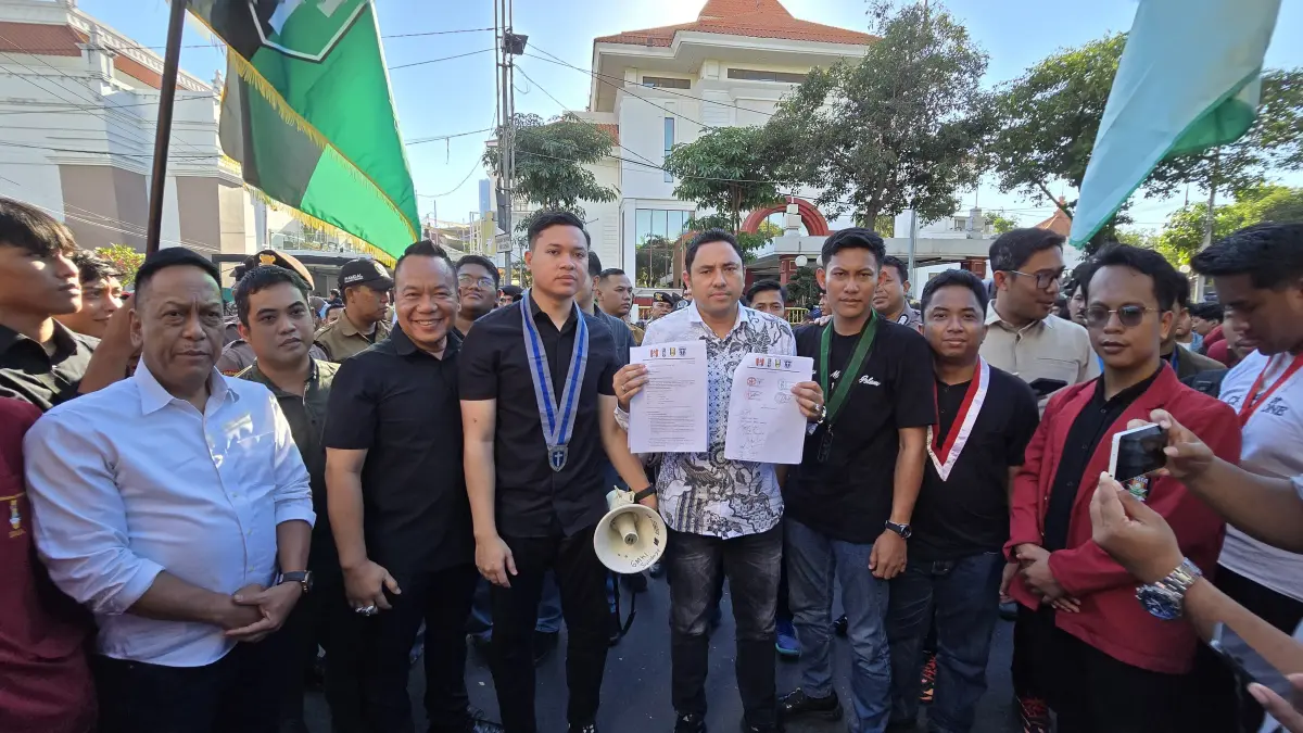 PERJUANGKAN: Ketua Komisi A DPRD Surabaya, Yona Bagus Widyatmoko, memastikan tuntutan mahasiswa akan diteruskan ke pemerintah pusat.(IST/RADAR SURABAYA)