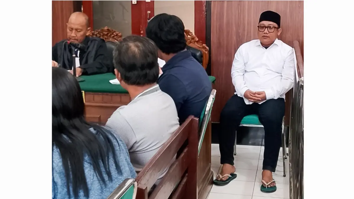PESAKITAN: Terdakwa Wawan Purdianto alias Cebol (kemeja putih) terbukti melakukan TPPU dan mengelola puluhan rekening dengan aliran dana mencapai Rp 41,6 Miliar.(IST/RADAR SURABAYA)