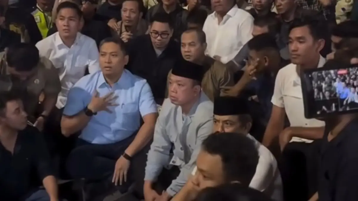 ALOT : Menteri ATR/BPN Nusron Wahid dan Wakil Menteri Pertanian Sudaryono menemui mahasiswa usai membubarkan acara diskusi di Gelanggang Inovasi dan Kreativitas (GIK) Universitas Gadjah Mada (UGM), Senin (15/6) malam,  Foto : IST