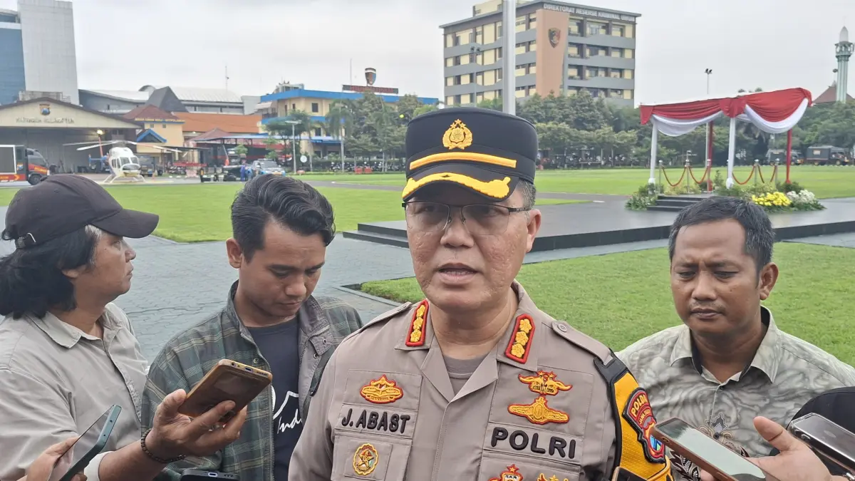 ANTISIPASI: Kabid Humas Polda Jatim, Kombes Pol Jules Abraham Abastmenyampaikan, Polda Jatim melarang konvoi pesilat di Jatim. (MAHRUS/RADAR SURABAYA)