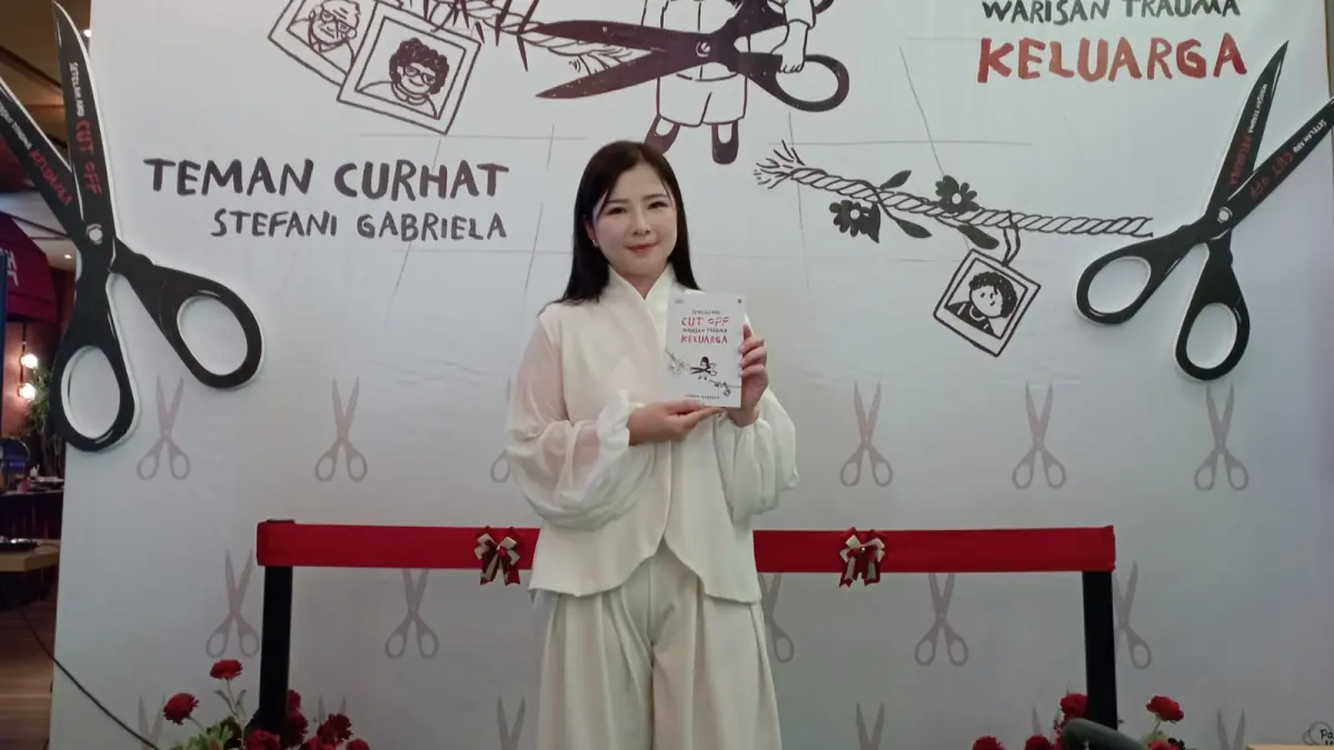 BUKU PERDANA: Content creator dan family storyteller asal Surabaya, Stefani Gabriela saat rilis buku perdananya Setelah Aku Cut Off Warisan Trauma Keluarga, Sabtu (13/6). (IST)
