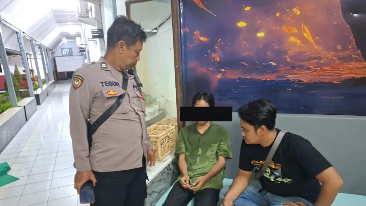 DIAMANKAN : Polisi mengamankan terduga pelaku pelecehan seksual di Jalan Gundih Surabaya, Senin (15/6) malam.(IST/RADAR SURABAYA)