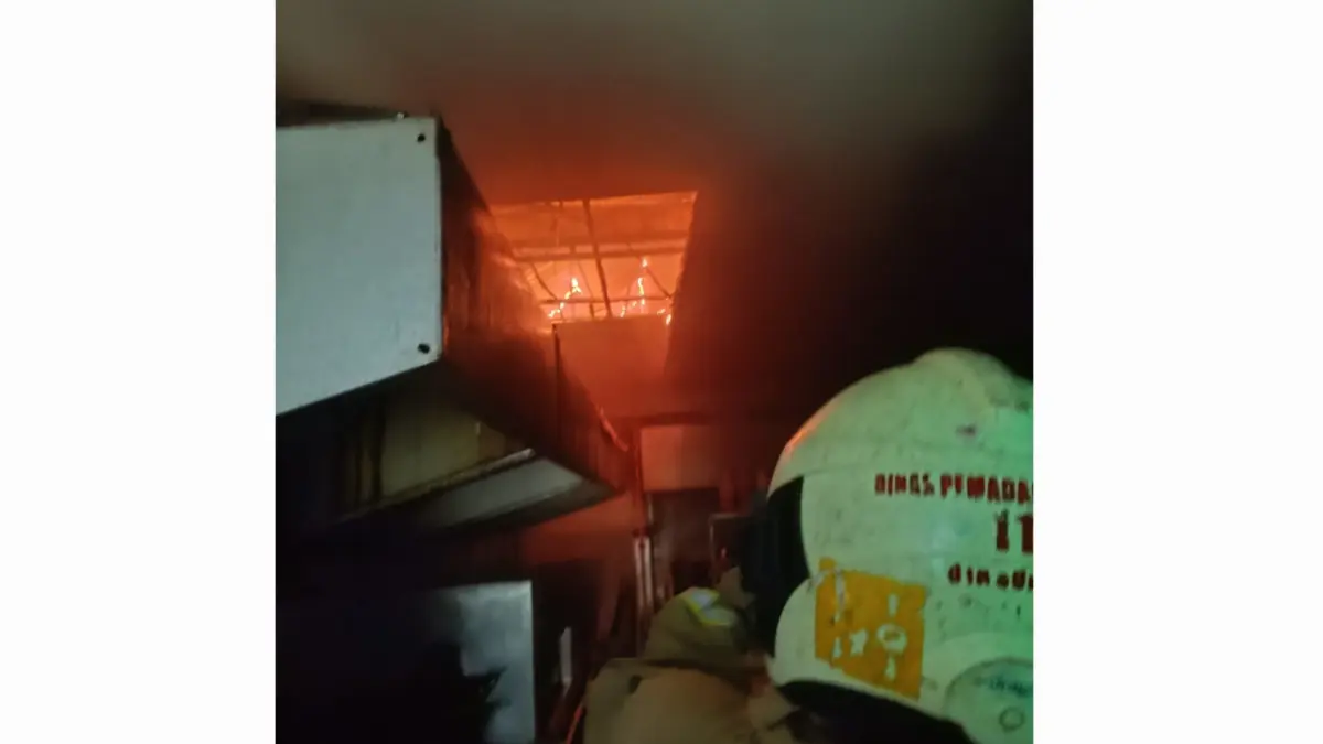 HANGUS : Kondisi plafon bagian dapur restoran di Jalan Wiyung Surabaya yang terbakar, Senin (15/6) malam.(IST/RADAR SURABAYA)