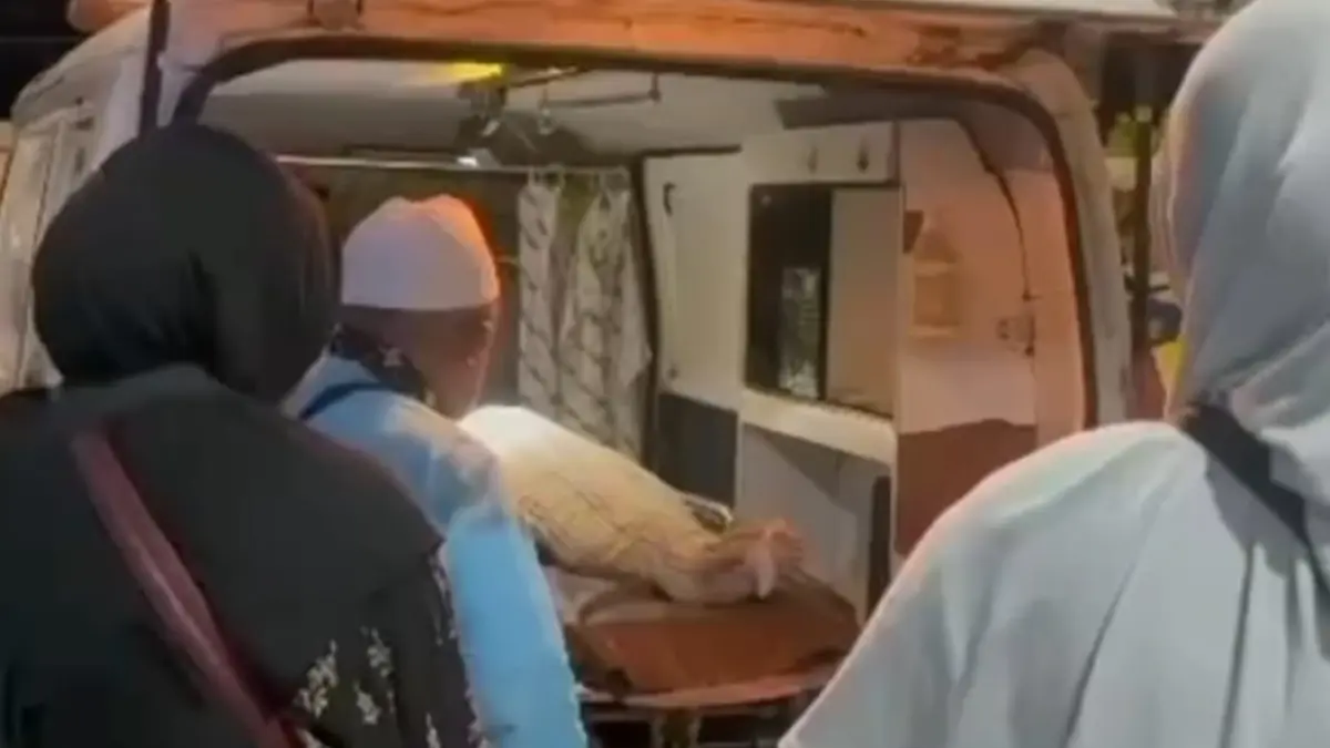Jenazah diberangkatkan ke rumah duka. 