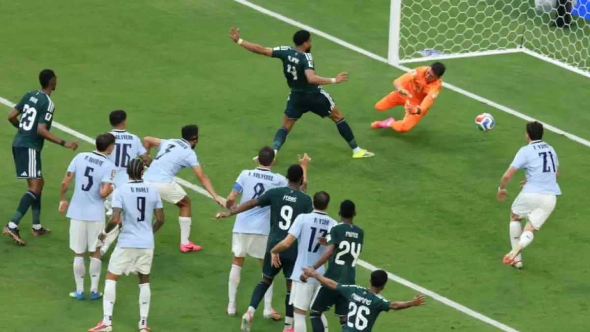 Proses gol Arab Saudi yang dicetak Abdulelah Al-Amri.(The Guardian/Molly Darlington/Getty Images.) 