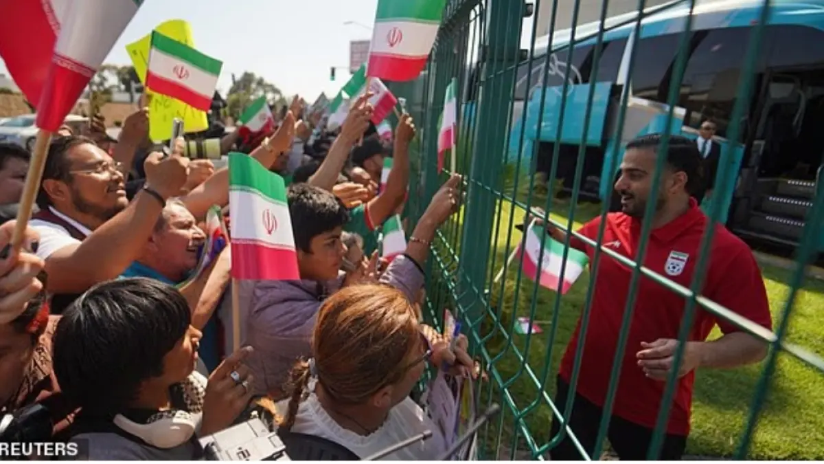 Skuad Iran di Piala Dunia mendapat sambutan meriah dari warga setempat saat meninggalkan Tijuana, Meksiko, menuju Amerika Serikat untuk menjalani laga pertama mereka di Piala Dunia melawan Selandia Baru di Los Angeles. (Dailymail) 