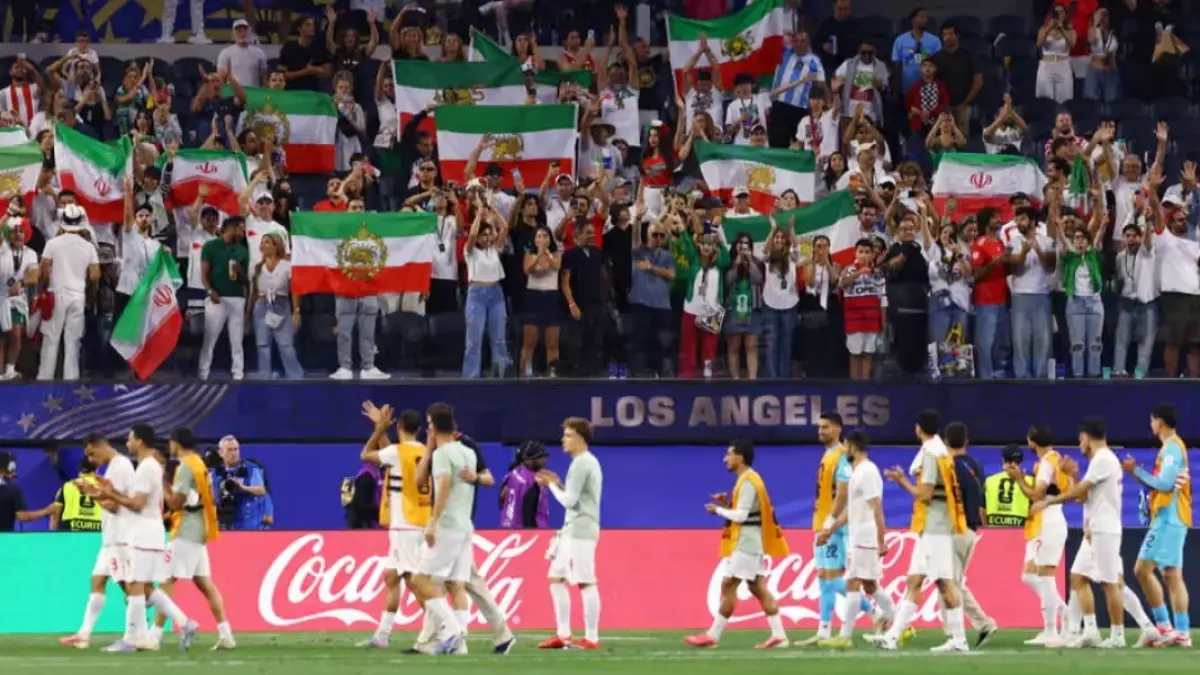 Suporter menyambut skuad Iran usai laga berakhir imbang 2-2.(The Guardian) 