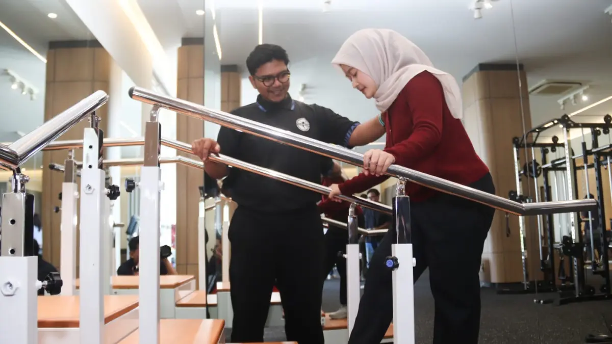 TERAPI CEDERA: Pasien menjalani terapi cedera akibat berolahraga di Physiorehab Surabaya. (ANDY SATRIA /RADAR SURABAYA)