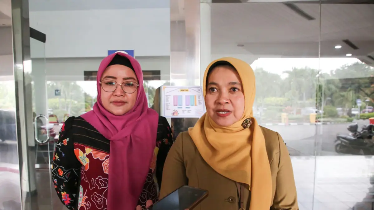 UPAYA: Kepala DP3APPKB Surabaya, Ida Widayati (kanan), mencatat angka dispensasi kawin turun signifikan. (IST/RADAR SURABAYA)