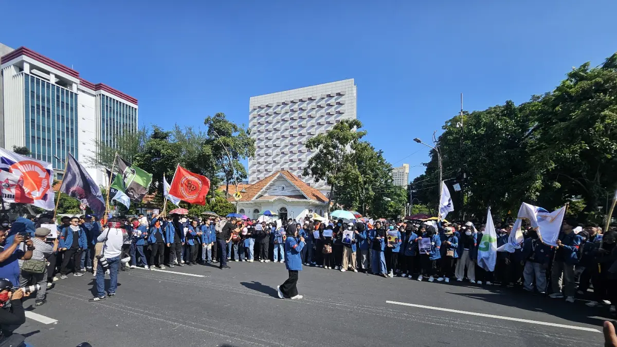 AKSI : Ribuan Mahasiswa dari Badan Eksekutif Mahasiswa seluruh Indonesia melakukan aksi di Gedung Negara Grahadi.