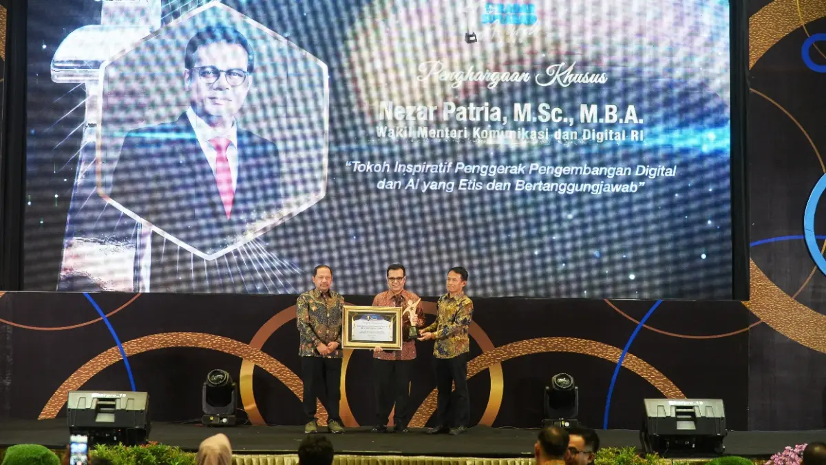 APRESIASI: Wakil Menteri Komunikasi dan Digital RI Nezar Patria (tengah) saat menerima penghargaan khusus Radar Surabaya Award 2025.
