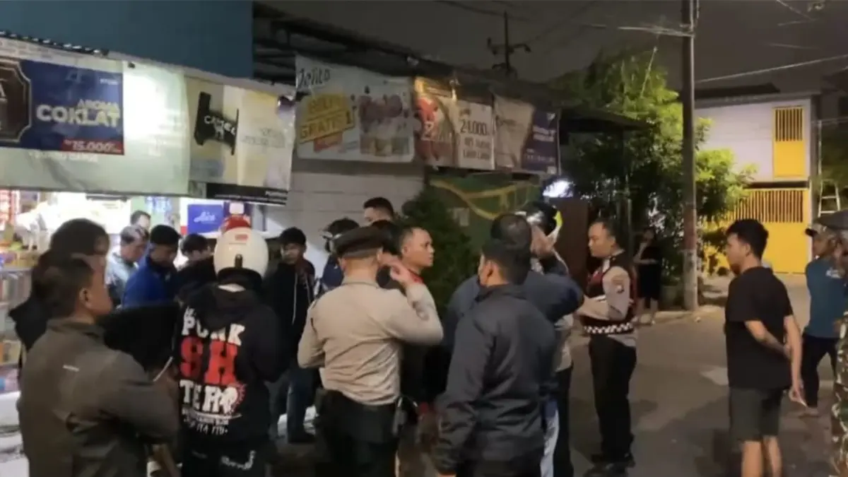 DIBUBARKAN : Polisi dan TNI mendatangi kawasan Jalan Kalijudan, Surabaya, membubarkan aksi bentrokan dan meminta kelompok yang diduga perguruan silat untuk pulang.(IST/RADAR SURABAYA)