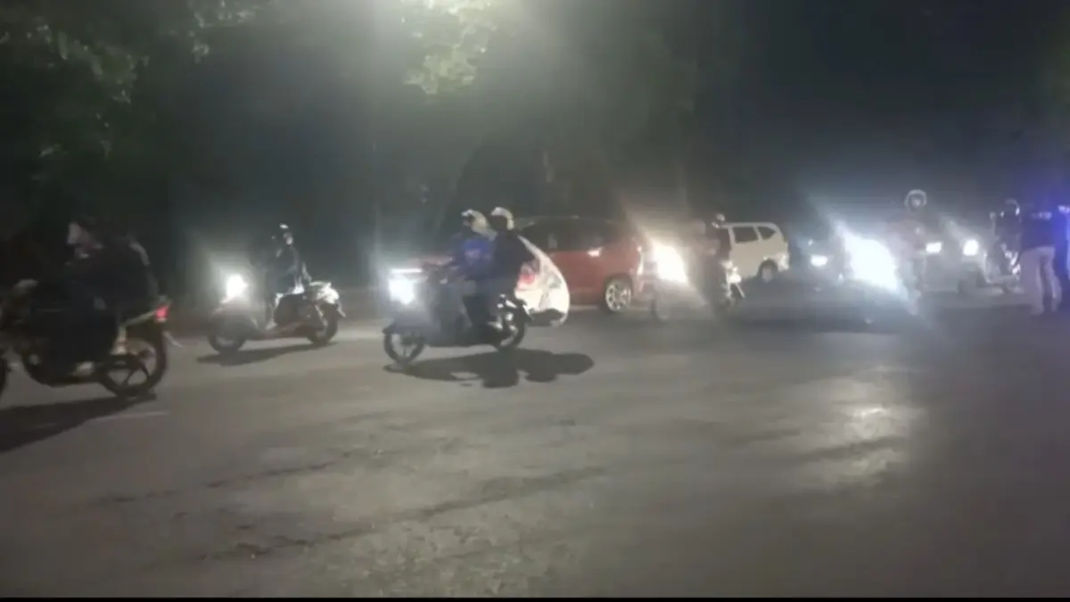 DIHALAU: Beberapa kelompok massa diduga perguruan silat konvoi dan mencoba masuk Surabaya. Mereka berhasil dihalau polisi.(IST/RADAR SURABAYA)