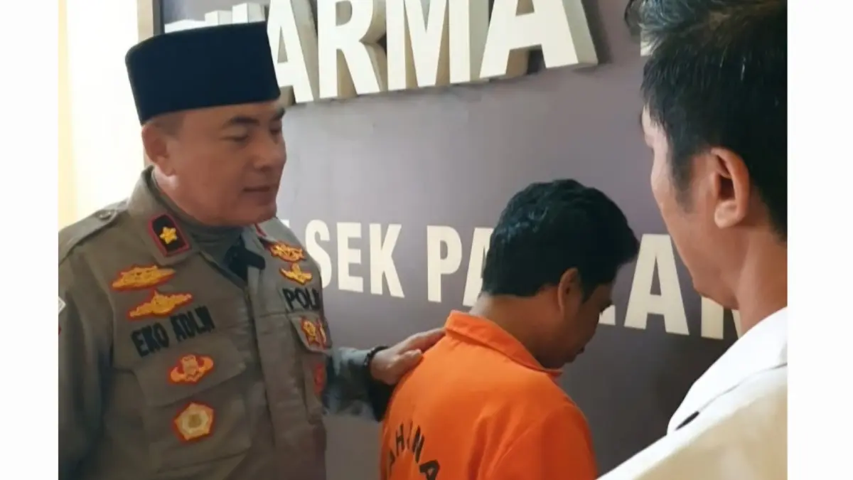 DITANGKAP: Tersangka Su (kanan) tersangka kasus penggelapan motor di Jalan Kalimas Udik, Surabaya, saat ditanya Kapolsek Pabean Cantikan Kompol Eko Adi Wibowo (kiri).(IST/RADAR SURABAYA)