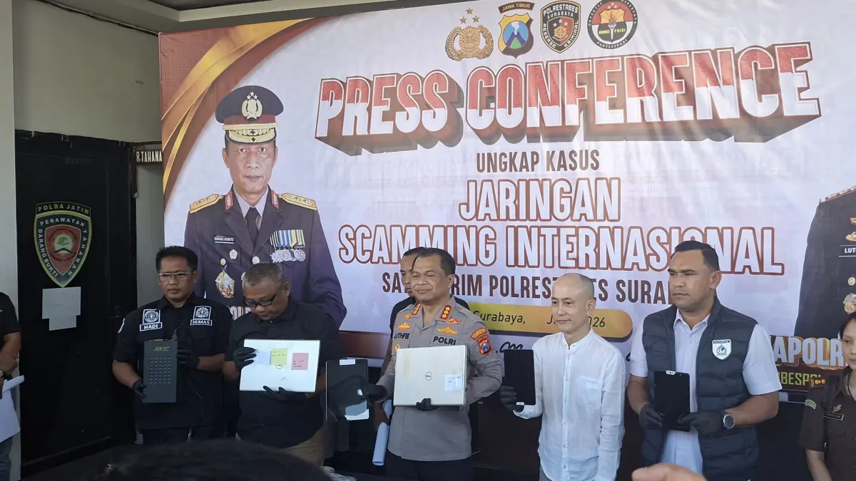 JARINGAN: Polrestabes Surabaya kembali menetapkan satu tersangka lagi kasus scamming.(MAHRUS/RADAR SURABAYA)
