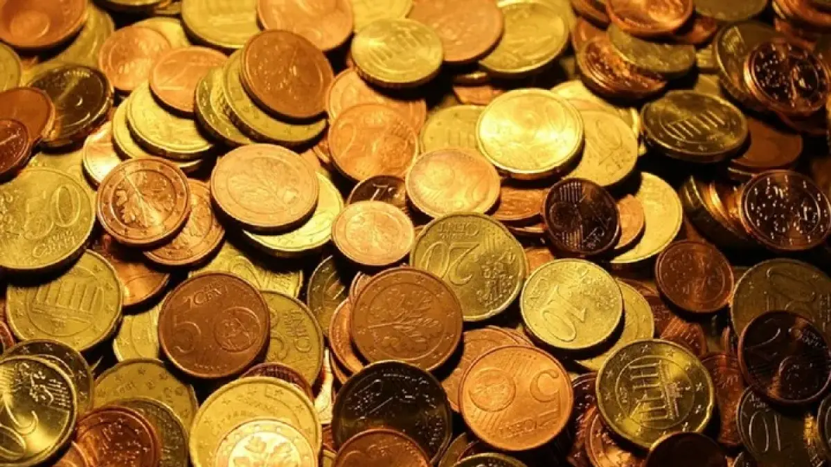 Koin logam kuno yang digunakan sebagai alat tukar pada masa lampau. Sebelum mengenal uang, masyarakat melakukan transaksi dengan sistem barter. Foto:Ist.