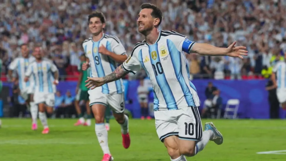 Lionel Messi cetak hat-trick dan torehkan rekor pribadi. (The Guardian) 