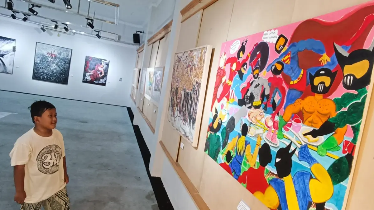 Pengunjung mengamati karya seni rupa yang dipamerkan oleh Komperta di Galeri Prabangkara, Surabaya. (ANDY SATRIA/RADAR SURABAYA)