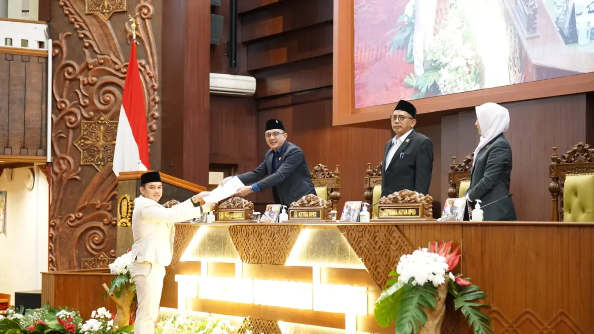 RAPAT PARIPURNA: Juru Bicara Fraksi Partai Gerindra, Farid Kurniawan Aditama,menyerahkan berkas pandangan fraksi di DPRD Jatim.(IST/RADAR SURABAYA)