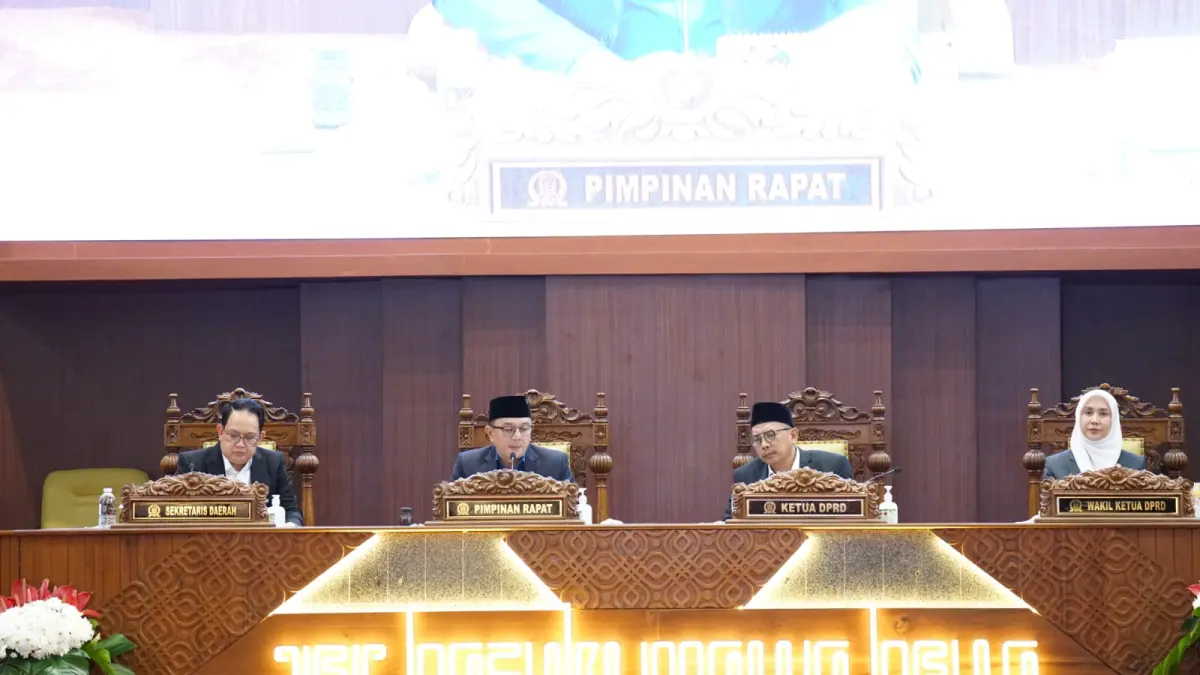 RAPAT: Sejumlah Fraksi DPRD Jatim meminta penambahan reses harus ada hasil terukur dan tidak memberatkan anggaran.(IST/RADAR SURABAYA)