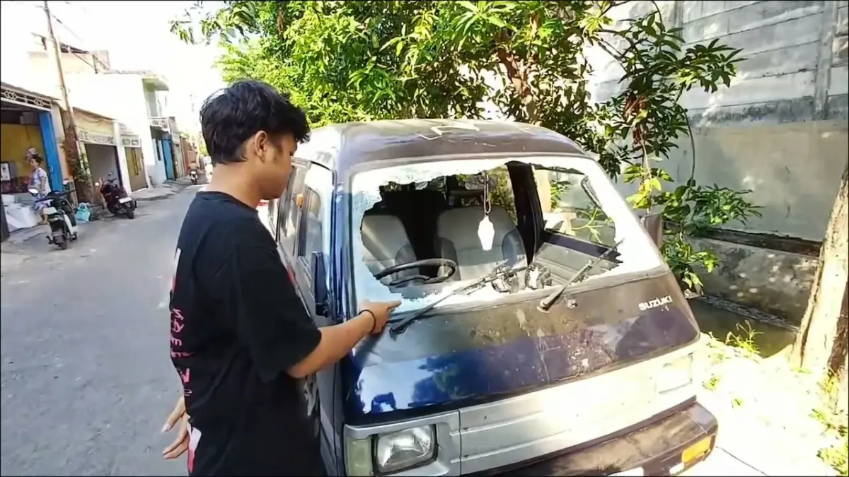 RUSAK: Bagian kaca mobil milik warga yang pecah diduga akibat bentrok diduga pesilat dan pemuda di Jalan Kalijudan, Surabaya. (MAHRUS/RADAR SURABAYA)
