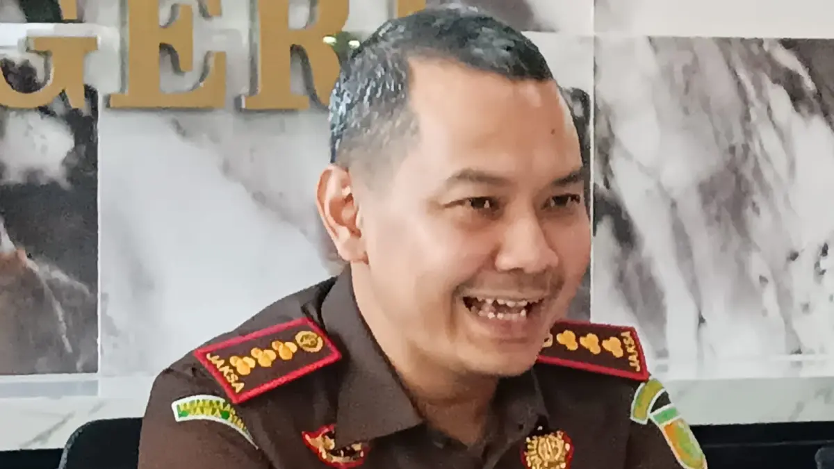SENYUM: Kepala Kejari Surabaya, Tri Anggoro Mukti, mengungkapkan menghentikan penyelidikan dugaan korupsi pengelolaan keuangan di RSUD Dr Soetomo. (ANDY SATRIA/RADAR SURABAYA)