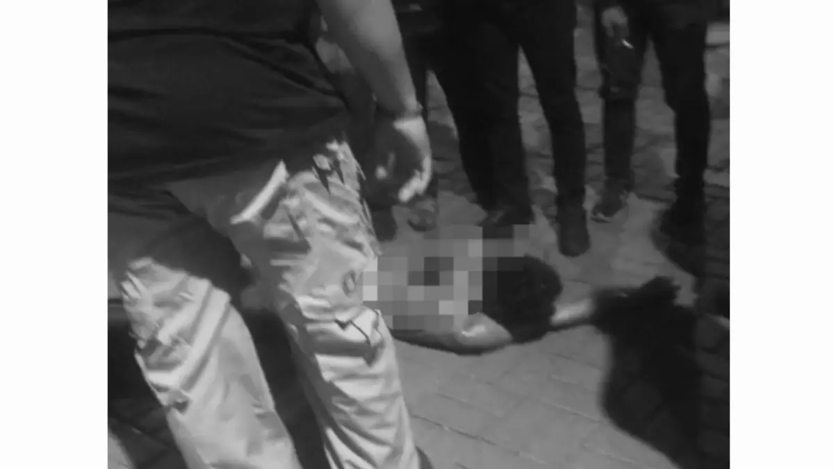 TERKAPAR: Kondisi korban Y saat ditemukan tergeletak di Jalan Kalijudan, Surabaya, usai bentrok massa pesilat dan pemuda.(IST/RADAR SURABAYA)