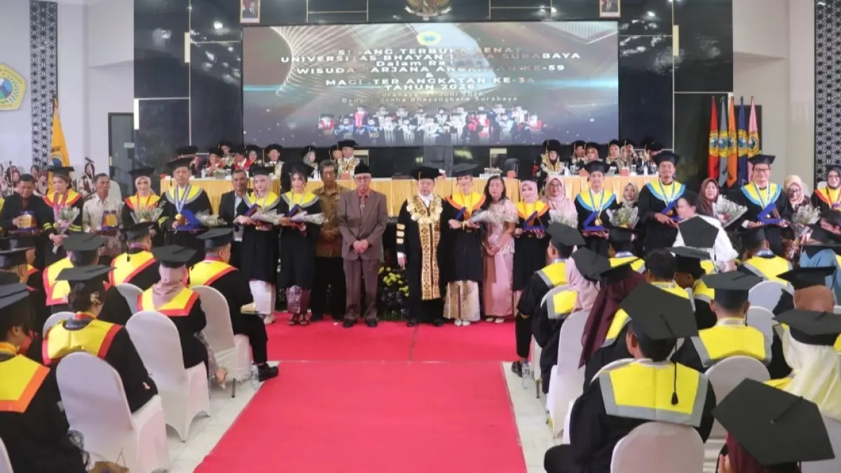 Ubhara Surabaya Cetak 207 Lulusan Baru, Siap Menggerakkan Perubahan di Tengah Tantangan Global. 
