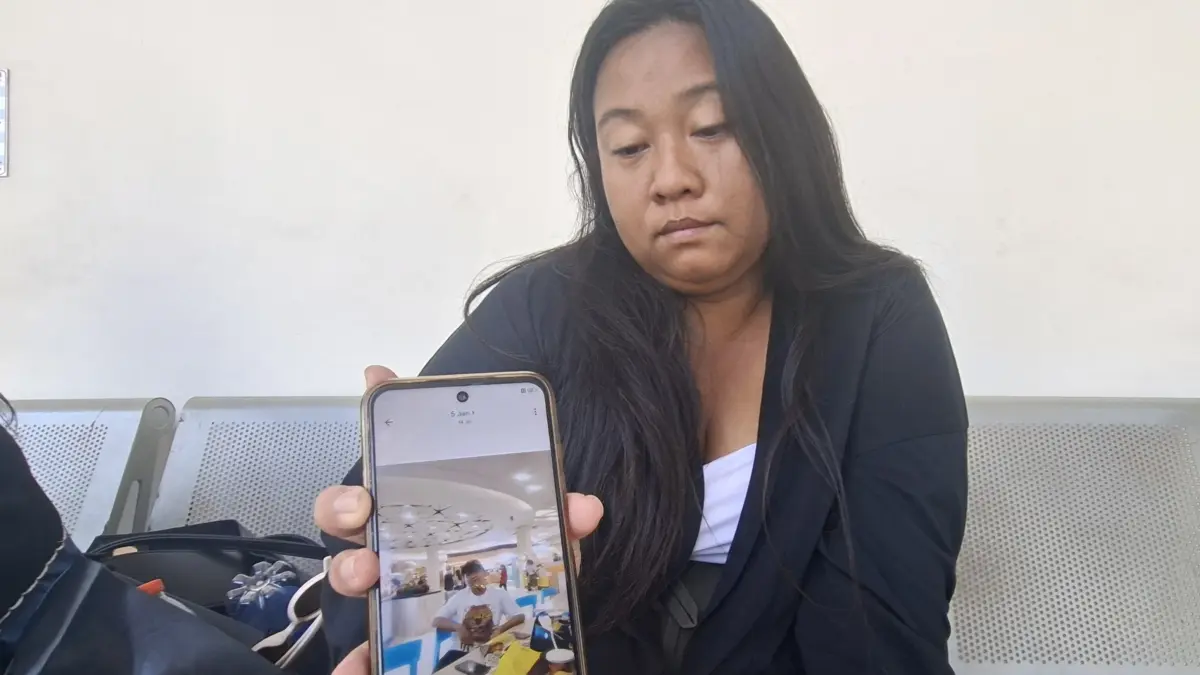 BERDUKA: Kakak korban prmbacokan di Jalan Sumatera, Surabaya, saat menunjukkan foto sang adik semasa hidup. Sang adik suka menonton pertandingan Persebaya. (IST/RADAR SURABAYA)