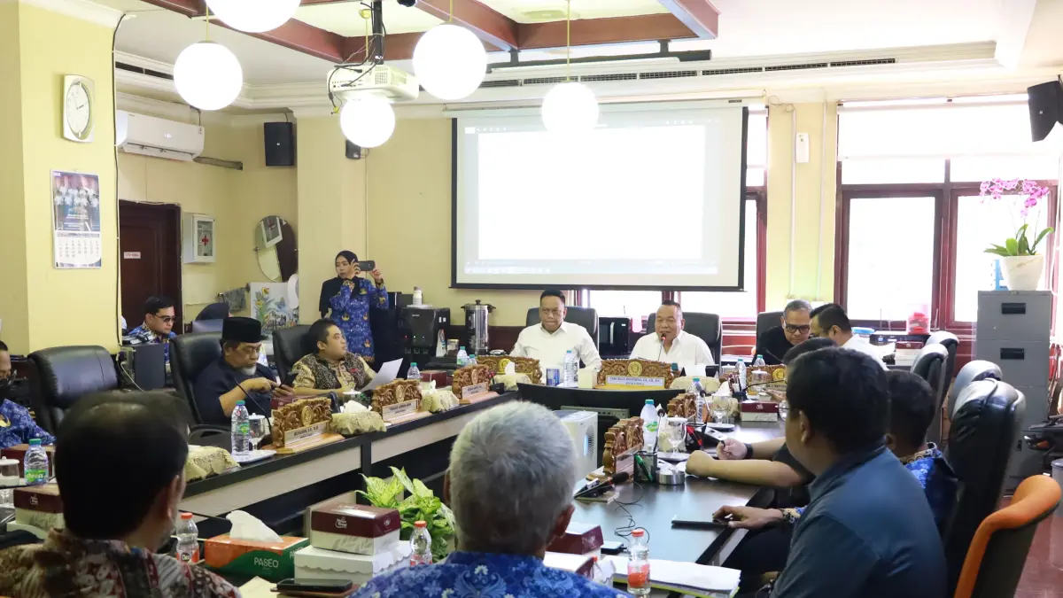 DENGAR PENDAPAT: Komisi A DPRD Surabaya melaksanakan hearing konflik lahan yang melibatkan Greja Bethany Indonesia dan warga. (IST/RADAR SURABAYA)