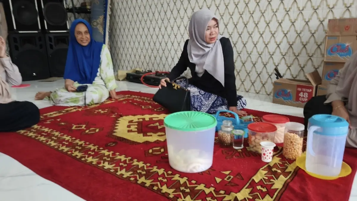 Kepala Kantor Kemenhaj Kota Surabaya, Sururil Faizin, saat mengunjungi rumah keluarga jemaah haji yang wafat di Tanah Suci. (Rahmat Sudrajat/Radar Surabaya) 