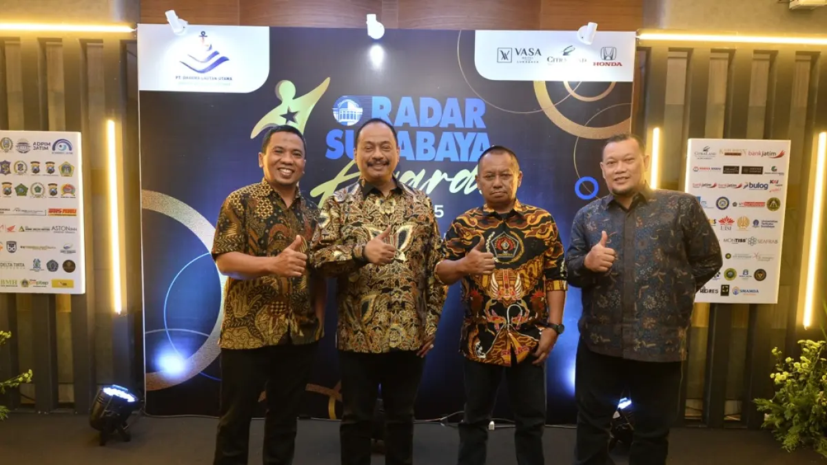 Ketua Umum KONI Jatim M. Nabil (kedua dari kiri) dan Ketua PWI Jatim Lutfil Hakim (ketiga dari kiri) menerima Radar Surabaya Award 2025. (ANDY SATRIA/RADAR SURABAYA)