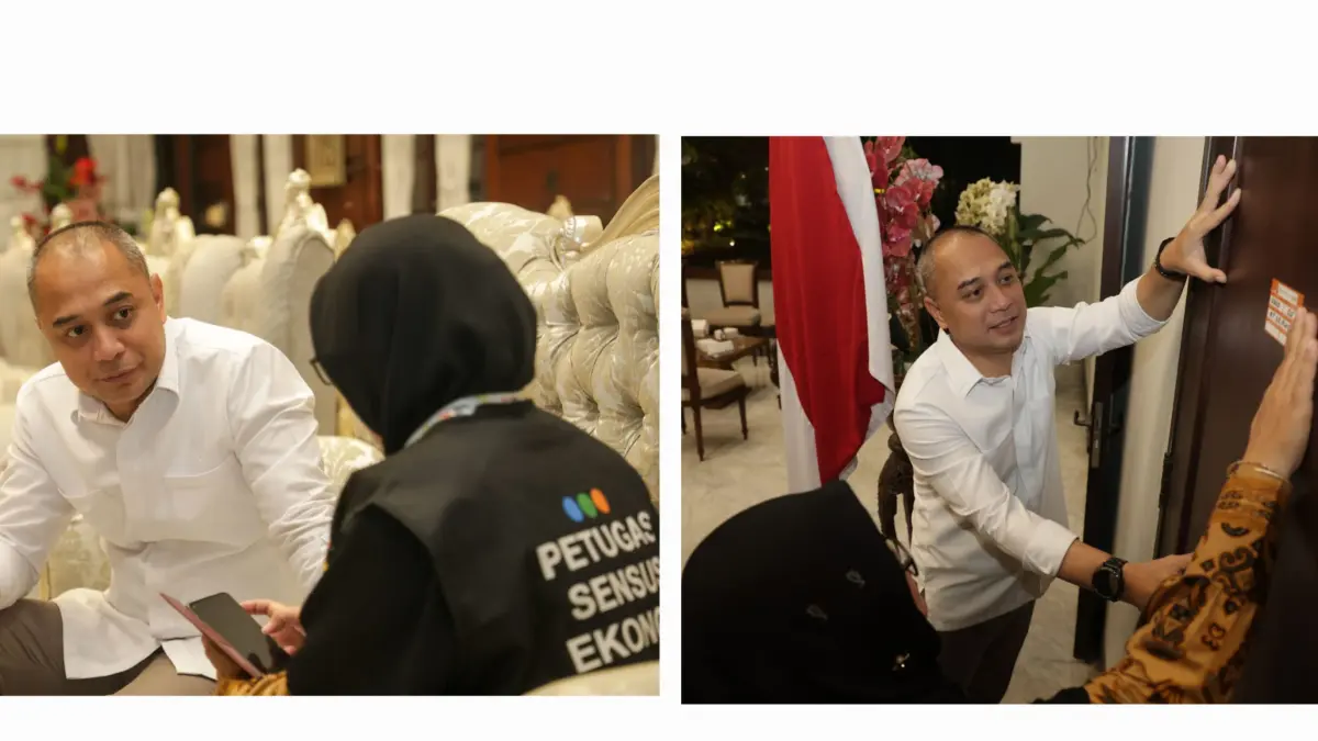 KOOPERATIF: Wali Kota Surabaya Eri Cahyadi menempelkan stiker usai menjadi responden pertama sensus ekonomi yang dilakukan BPS.(IST/RADAR SURABAYA)