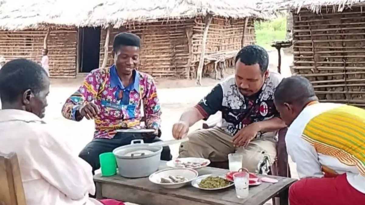 Pater Nus Narek menikmati Fufu, makanan khas Kongo, bersama warga setempat. (IST)
