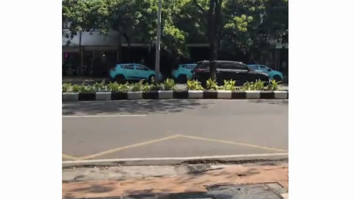 SAKSI BISU: Lokasi pembacokan korban di Jalan Sumatera, Surabaya. Korban dibacok karena hendak melerai keributan.(MAHRUS/RADAR SURABAYA)