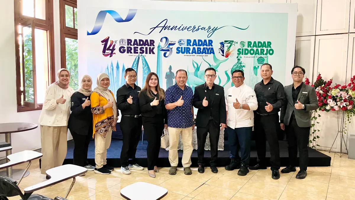 SILATURAHMI: Direktur Radar Surabaya, Lilik Widyantoro (tengah) saat foto bersama General Manager Crown Prince Hotel Surabaya, Yudi Setiawan (empat dari kanan) beserta jajaran manajemen, Kamis (18/6).(SAFITRI LIA/RADAR SURABAYA)