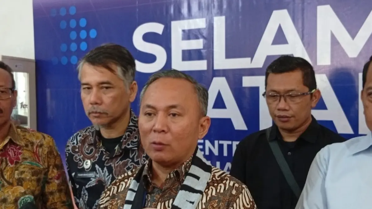 Wakil Menteri HAM, Mugiyanto, bersama akademisi, praktisi, organisasi masyarakat sipil, dan mahasiswa saat mengikuti uji publik RUU HAM di Unesa. (Rahmat Sudrajat/Radar Surabaya) 