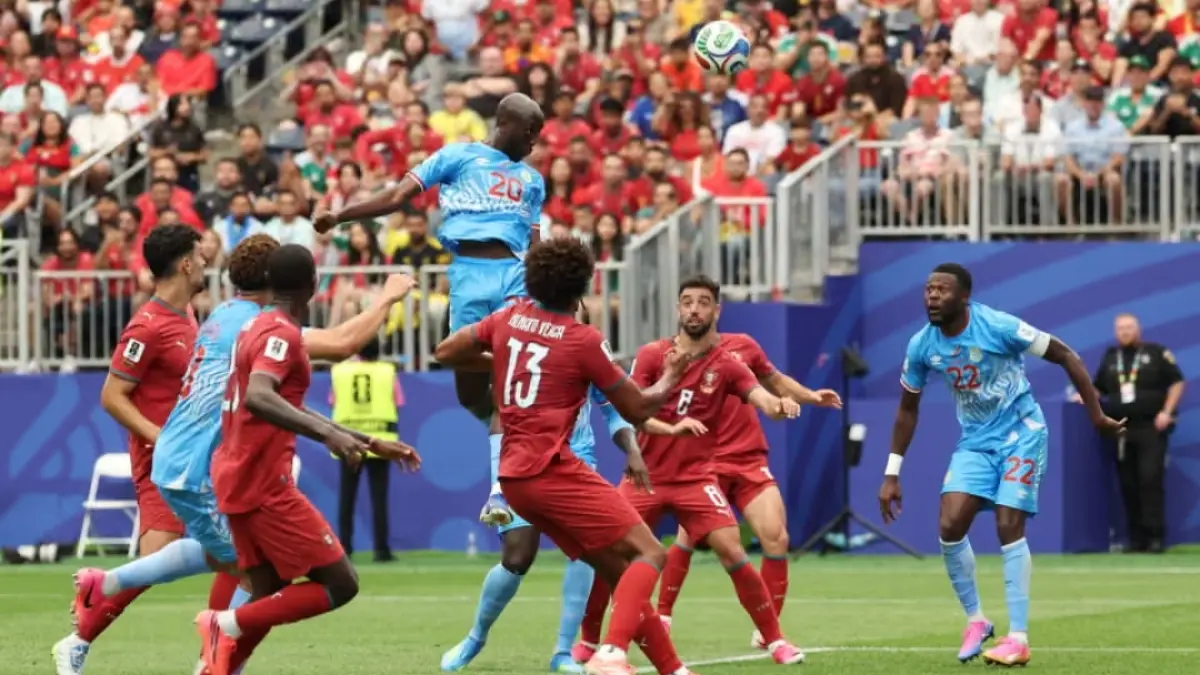 Yoane Wissa melompat lebih tinggi dan mencetak gol membuat laga berakhir imbang. (The Guardian) 