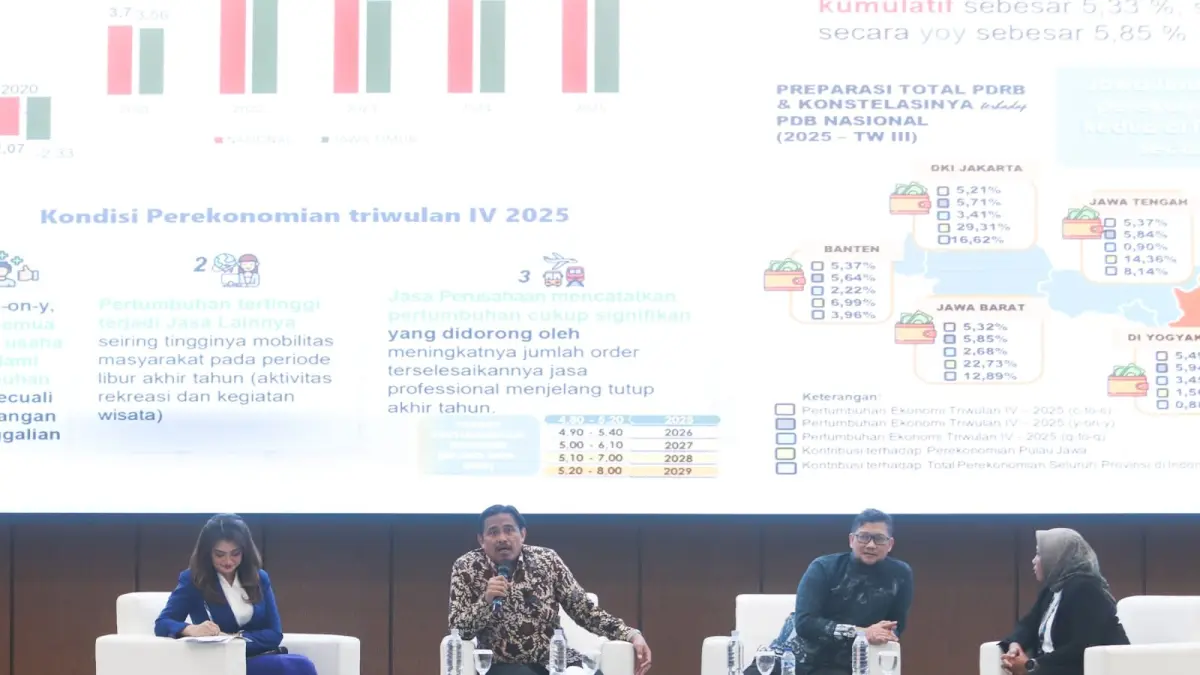 SEMINAR KOPERASI: Kadis Koperasi dan UKM Jawa Timur Endy Alim Abdi Nusa (kiri) dan Pakar Manajemen Pemasaran FEB Unair Prof. Gancar Candra Premananto (dua dari kanan) menjadi narasumber dalam seminar transformasi koperasi di Plaza Unair, Kampus C Unair Surabaya, Kamis (18/6). (ANDY SATRIA/RADAR SURABAYA)