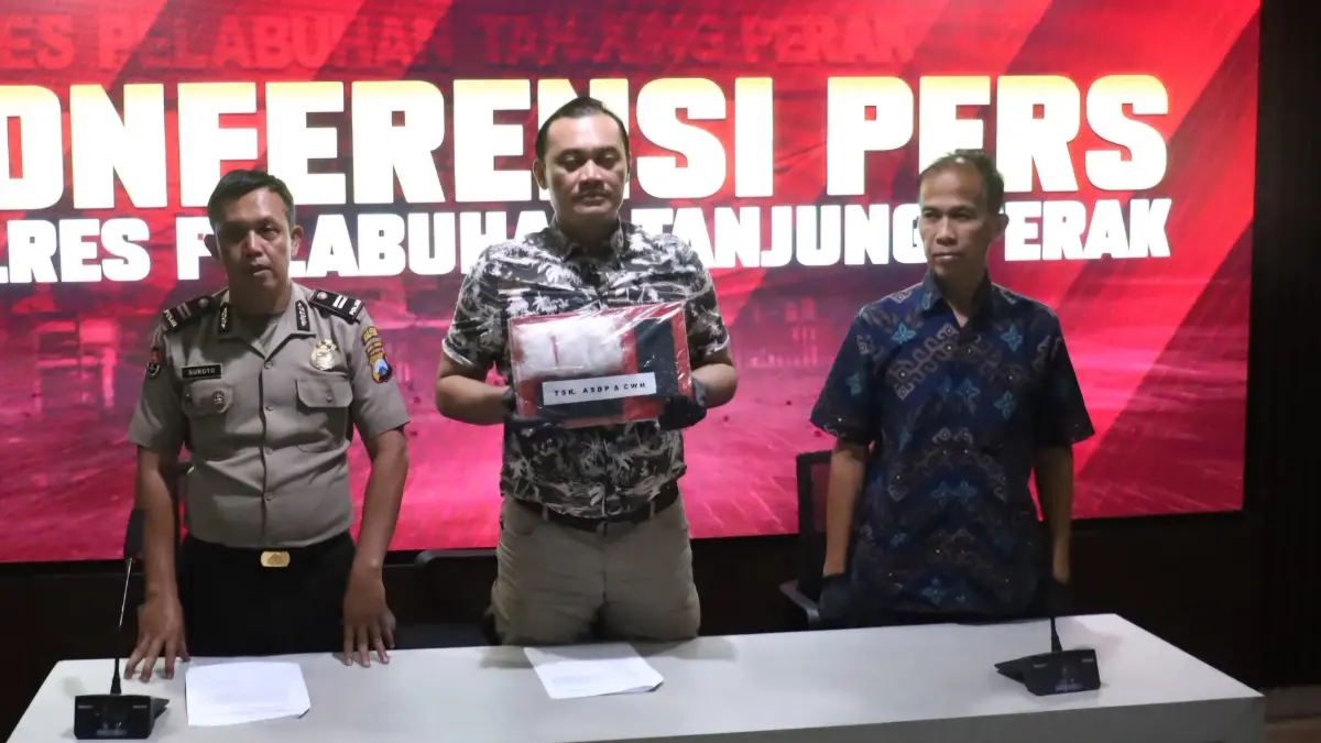 BARANG BUKTI: Kasatresnarkoba Polres Pelabuhan Tanjung Perak menunjukkan barang bukti sabu 292 gram yang disita dari tersangka pengedar perempuan bersama kurirnya di Surabaya. (IST/RADAR SURABAYA)